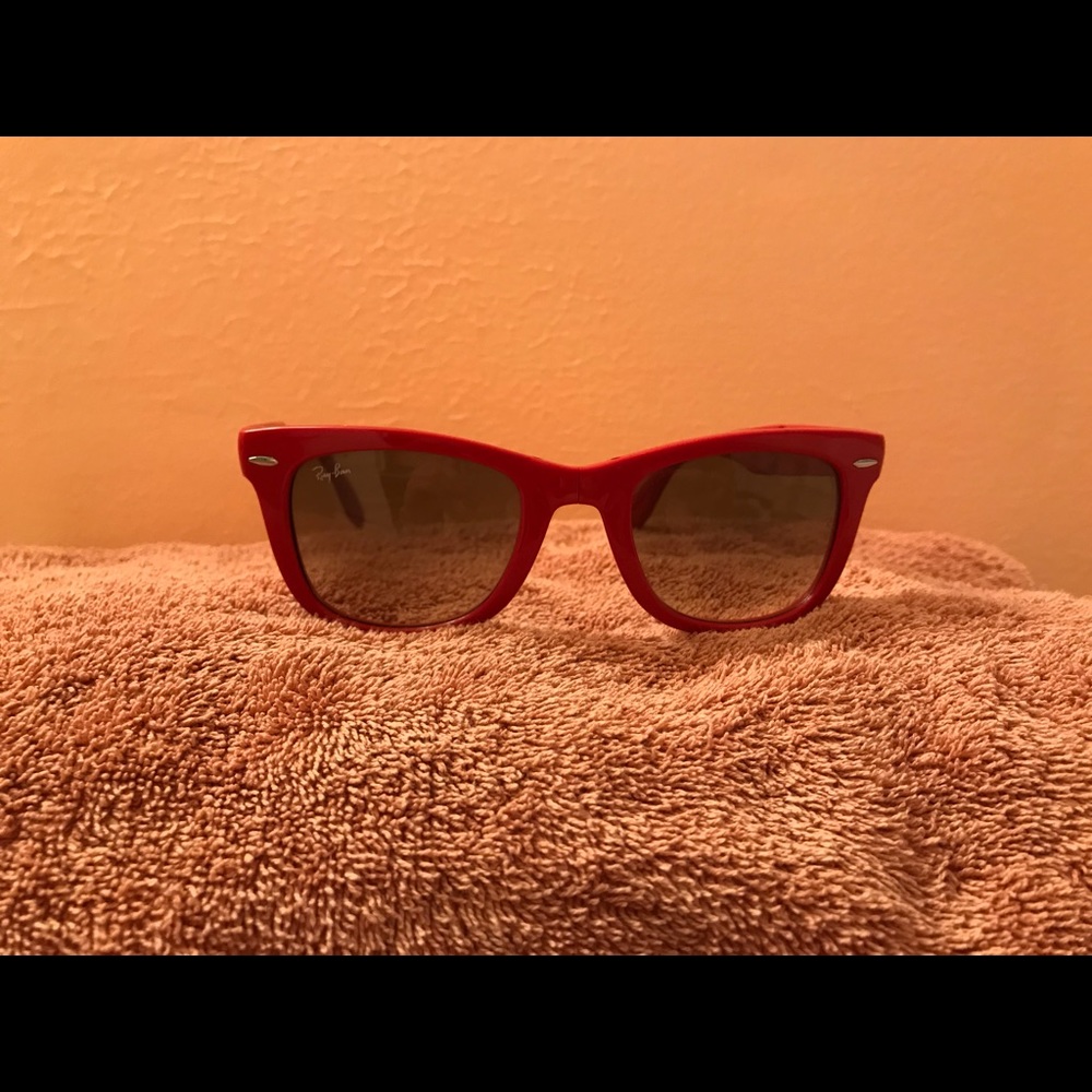 Red ray bans tri fold